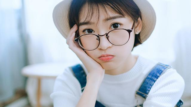 可爱的短发美女吊带裤私房照