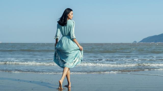 气质超凡的长裙清纯美女