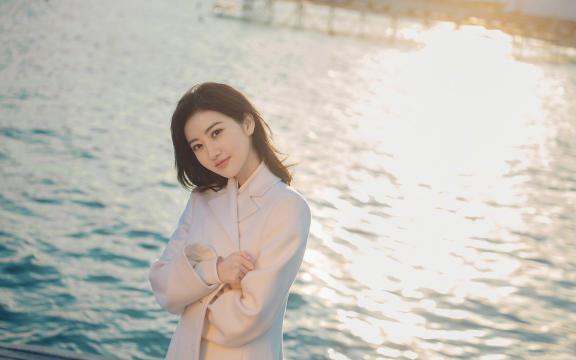 景甜清新优雅海边写真