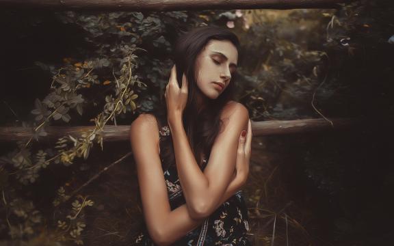 长发欧洲美女的性感迷人写真