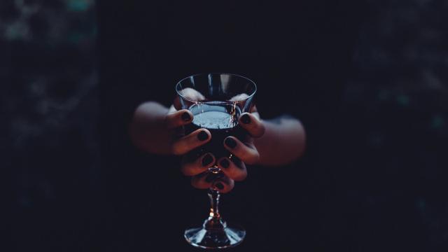 夜晚一个人喝酒的图片