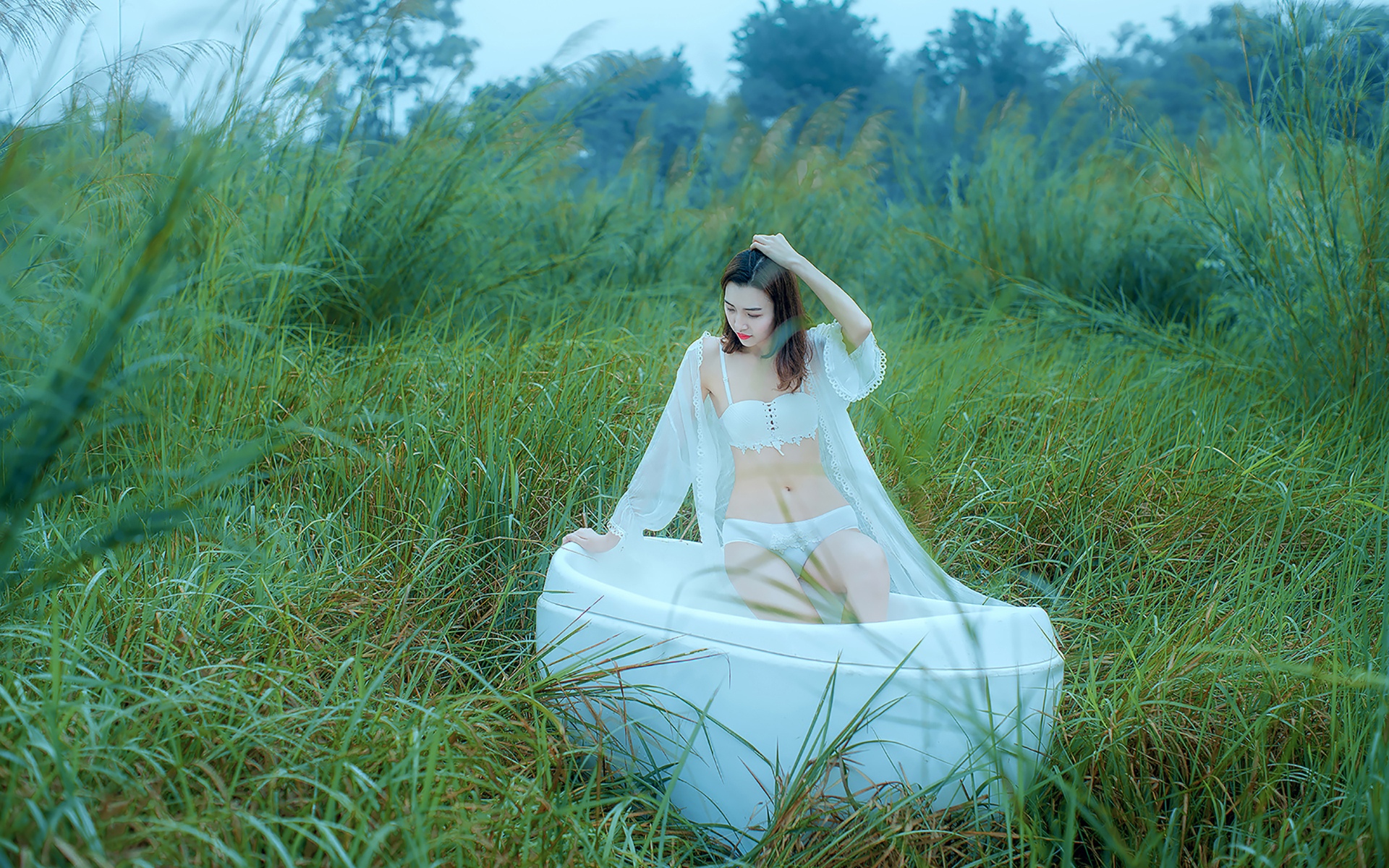 雨中性感火辣美女白皙诱人写真