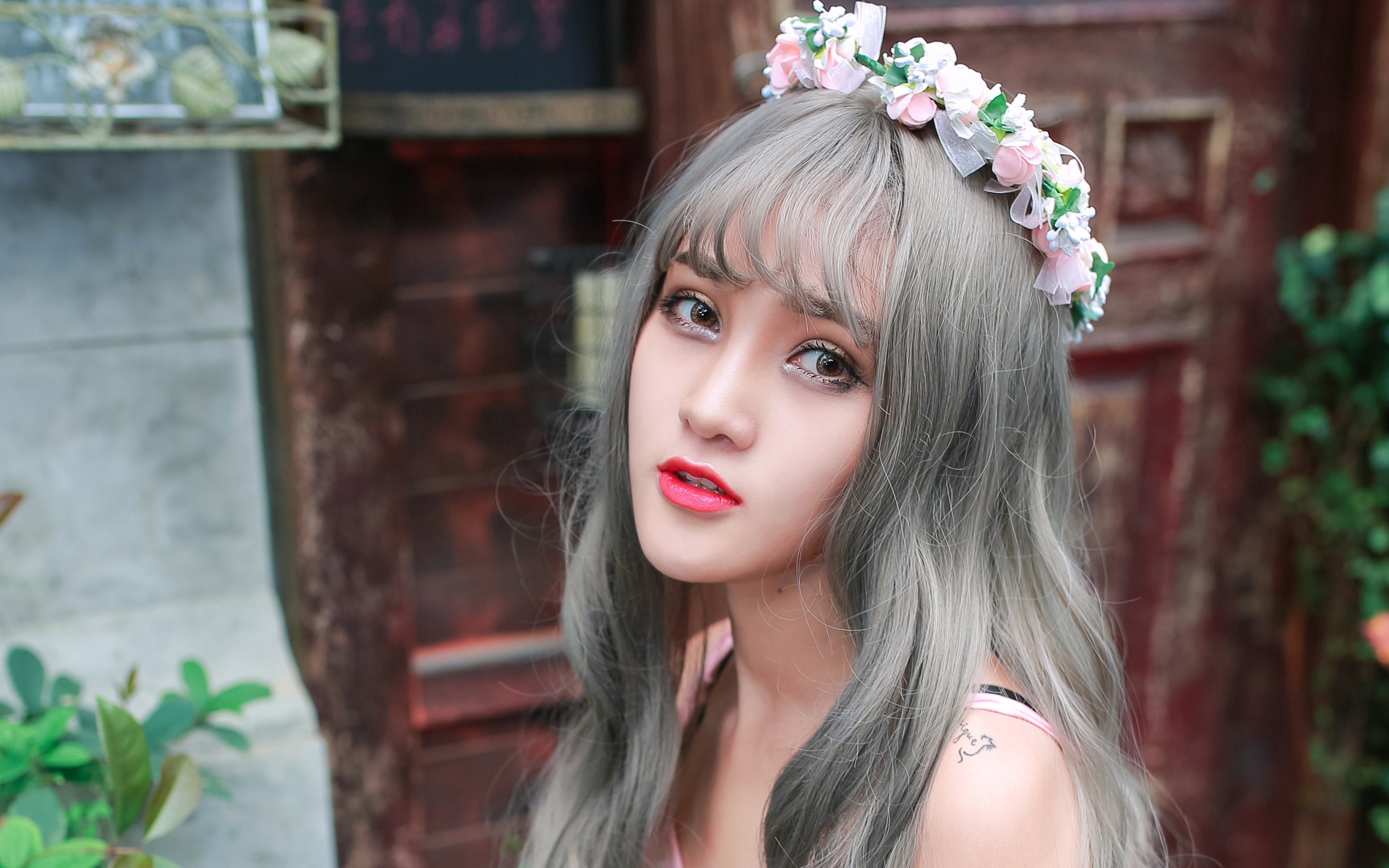 90后银色长发美女甜美户外写真
