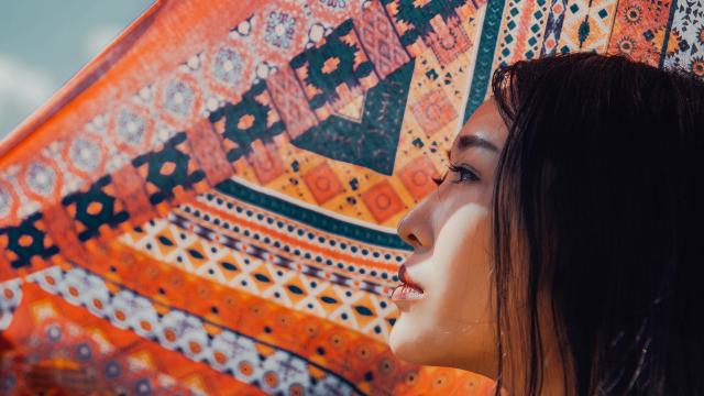 迷人的长发美女户外妩媚写真