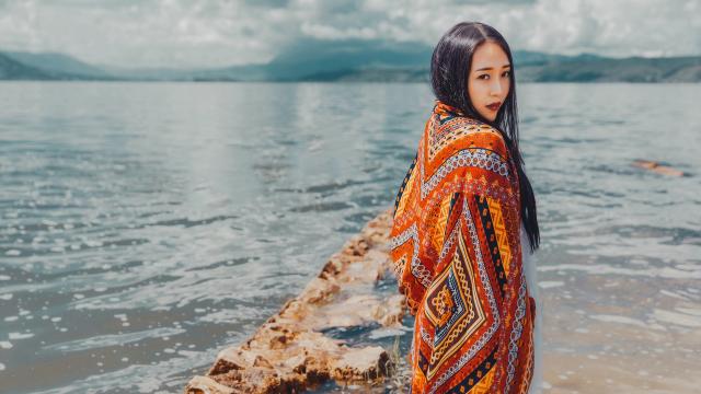 迷人的长发美女户外妩媚写真