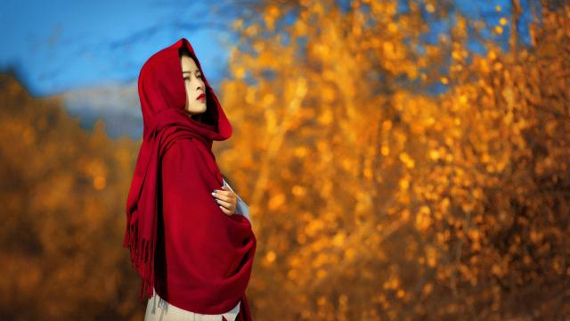戴着红色头巾的90后美女唯美写真