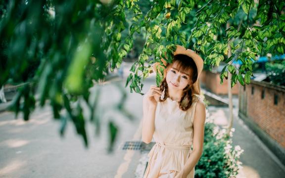 戴着帽子的清纯美女户外写真