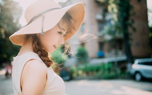 戴着帽子的清纯美女户外写真