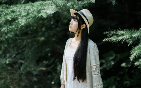 清纯可爱的长发女孩户外写真