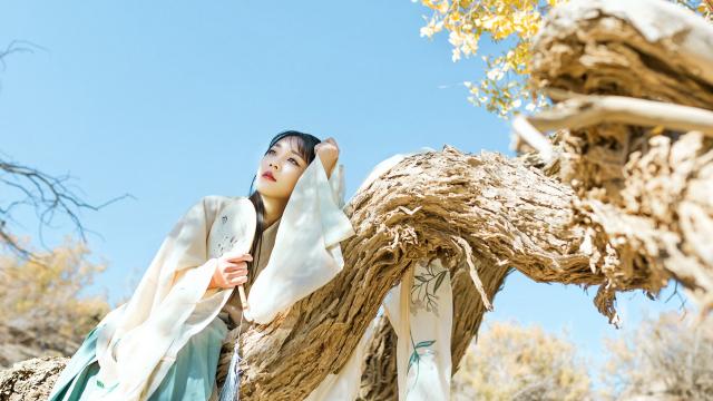 温婉迷人的古典美女户外写真