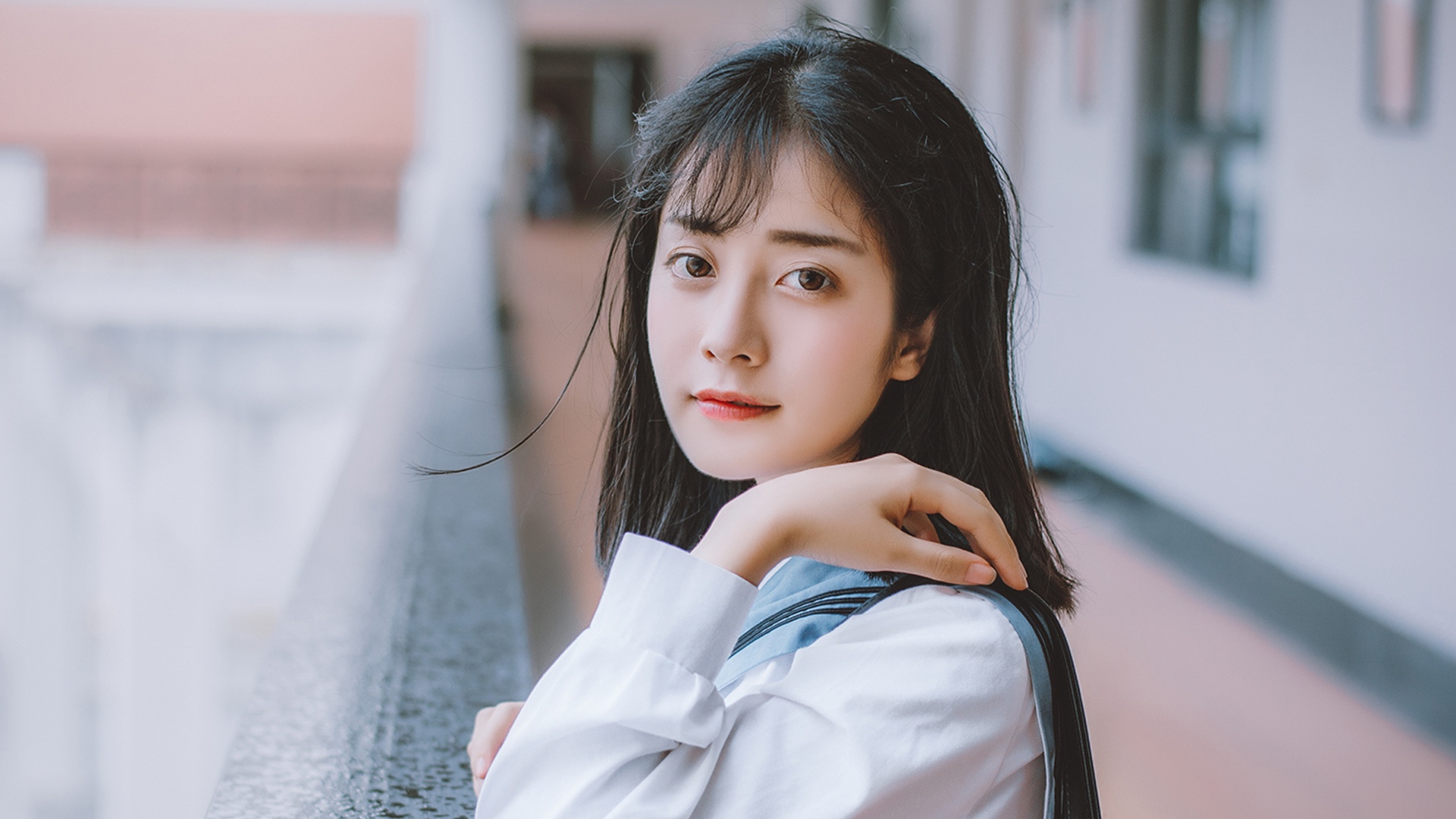美丽的短发气质美女制服写真