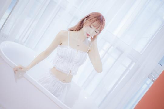 吊带蕾丝裙性感美女浴室写真