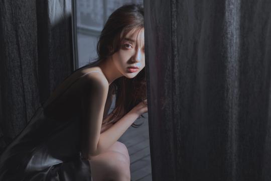 丝绸睡衣清纯美少女的性感私房写真