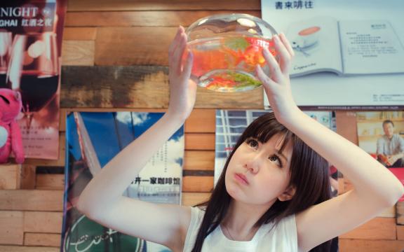 清纯可爱的90后女生室内写真