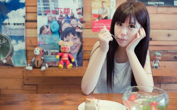 清纯可爱的90后女生室内写真