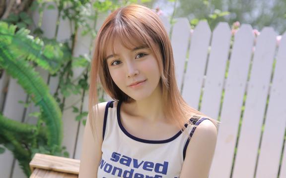 背心超短裤美女性感室外写真