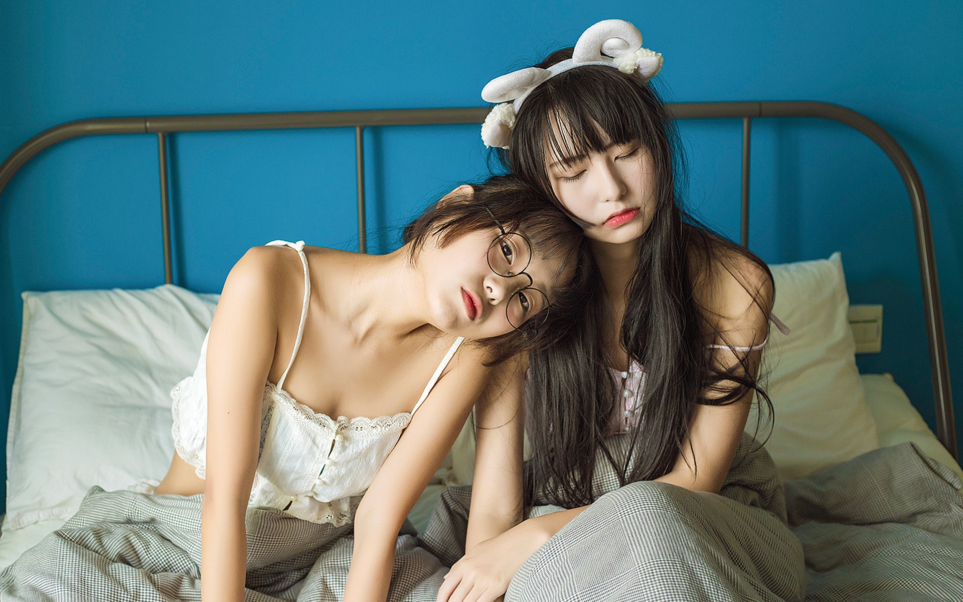 性感姐妹亲密无间生活照