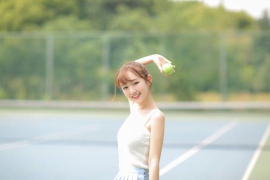 清纯美少女网球场上性感写真