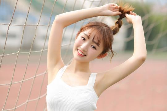清纯美少女网球场上性感写真