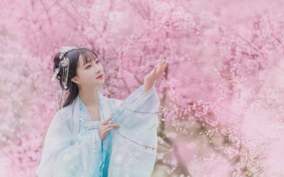 桃花树下的古装女神写真