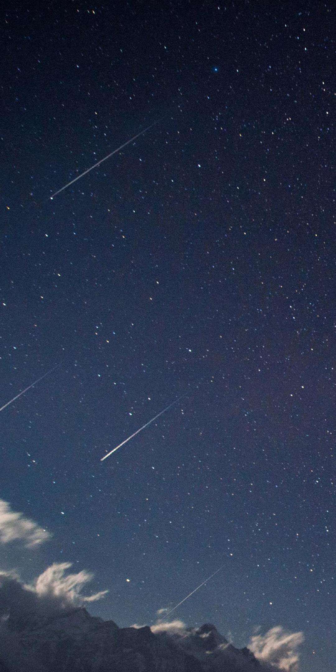 夜空中唯美的流星雨