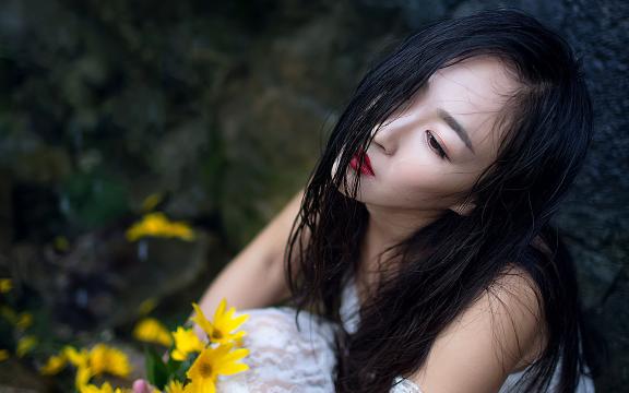 诱惑力十足的白色吊带裙美女写真