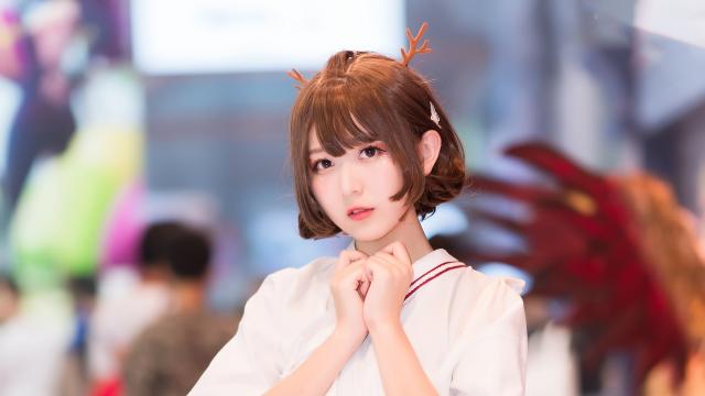 带着驯鹿头饰的可爱短发美少女写真