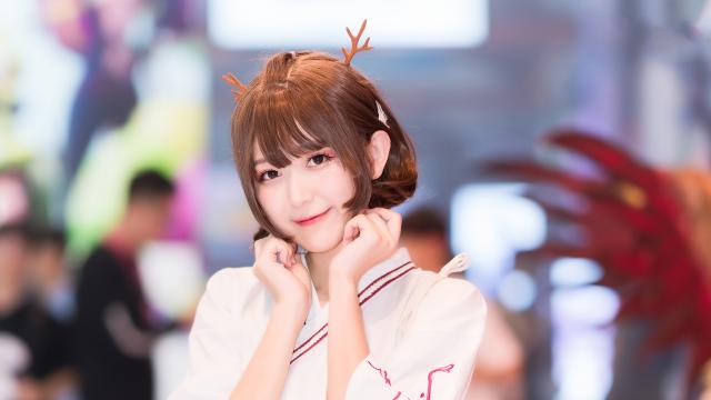 带着驯鹿头饰的可爱短发美少女写真
