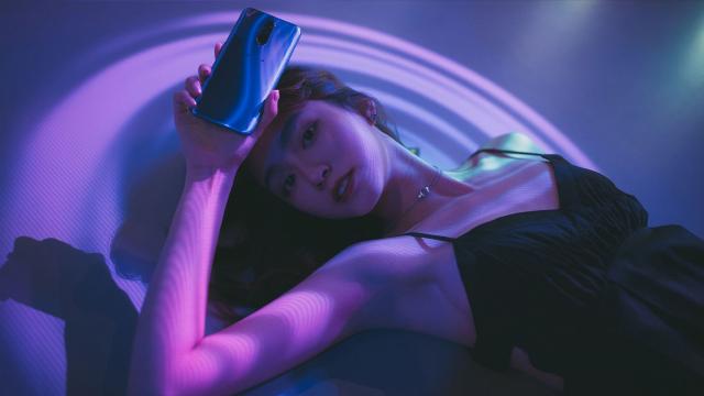 七七Duebass性感吊带裙写真