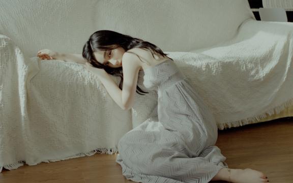 低胸吊带裙性感美女室内私房写真