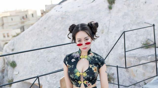 身材火辣的穆菲菲Angela性感诱惑写真