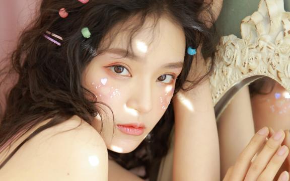 美丽红裙美女性感俏皮写真