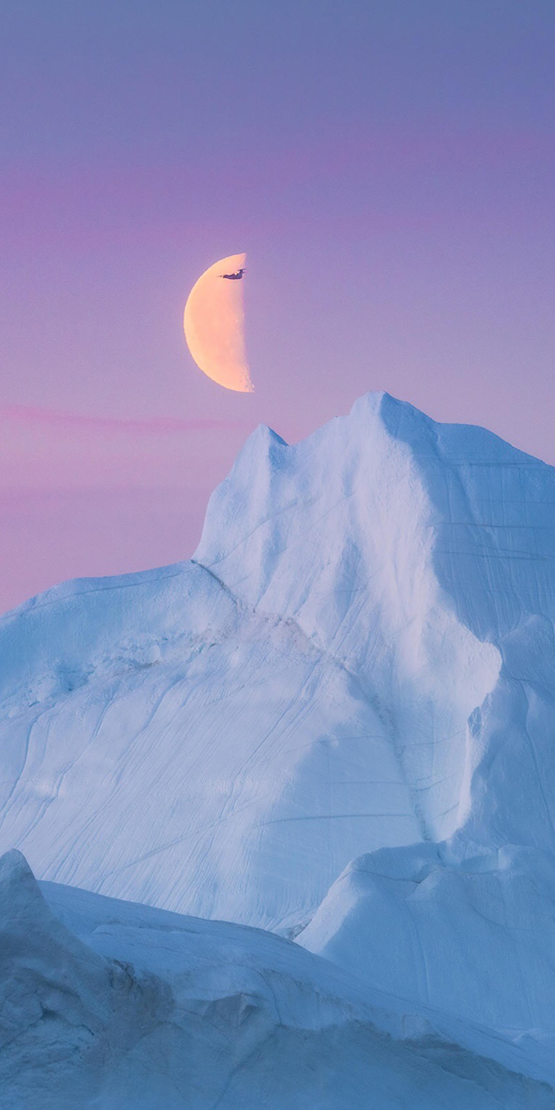 壮美雪山上的半轮残月