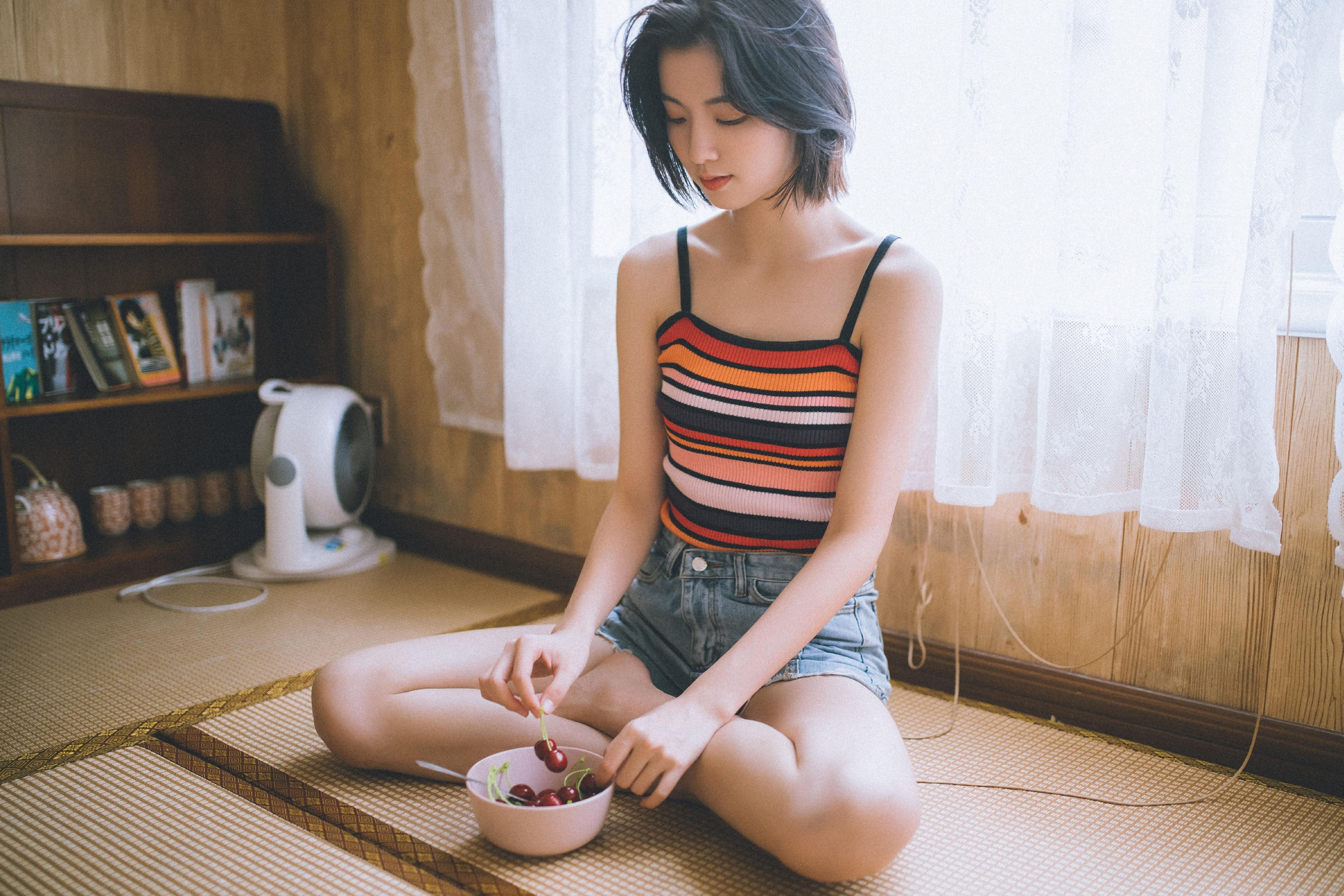 吊带热裤美女性感迷人写真