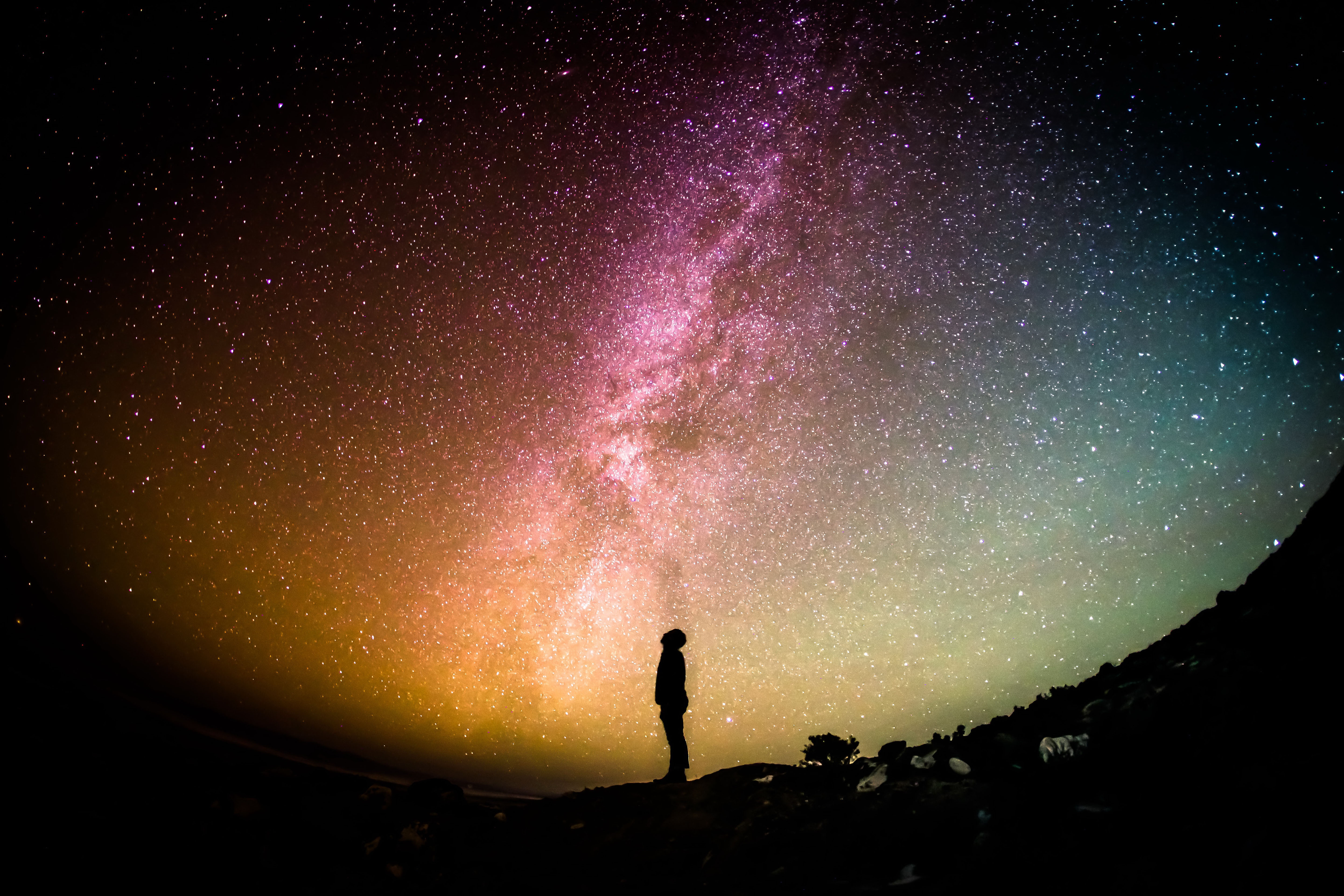 星空下一个人的孤独背影