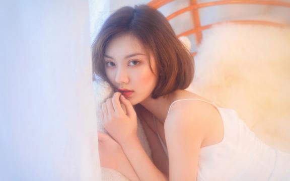 吊带睡裙短发美女性感写真