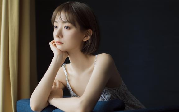 吊带裙性感短发美女写真