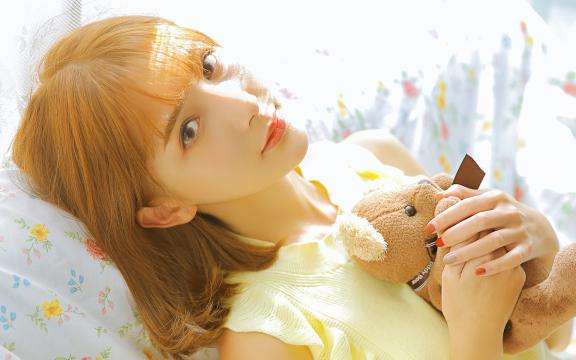 背心短发美女床上性感写真