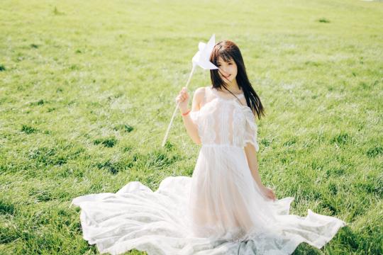 镂空蕾丝裙美少女室外清新写真