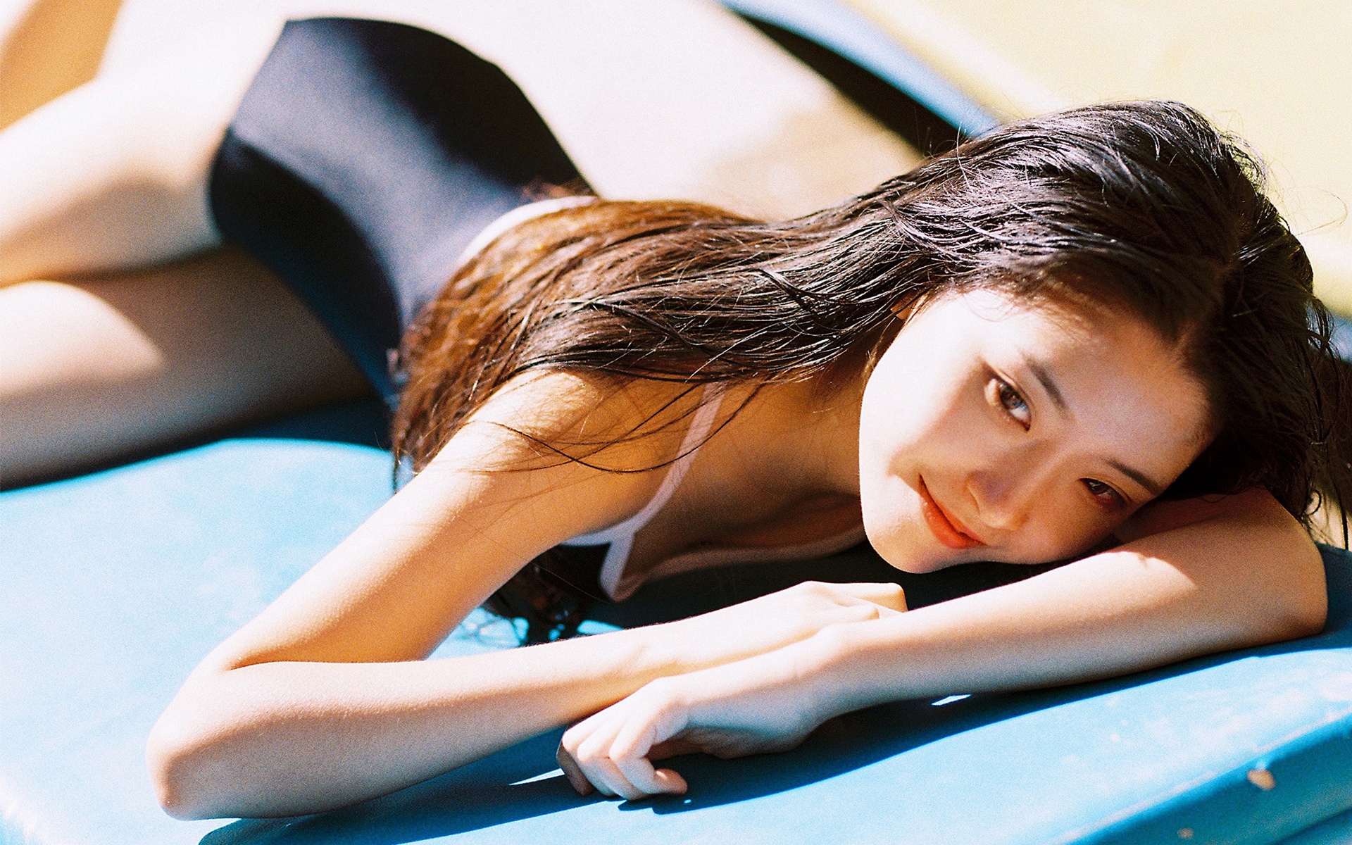 海滩连体泳衣美女性感人体写真