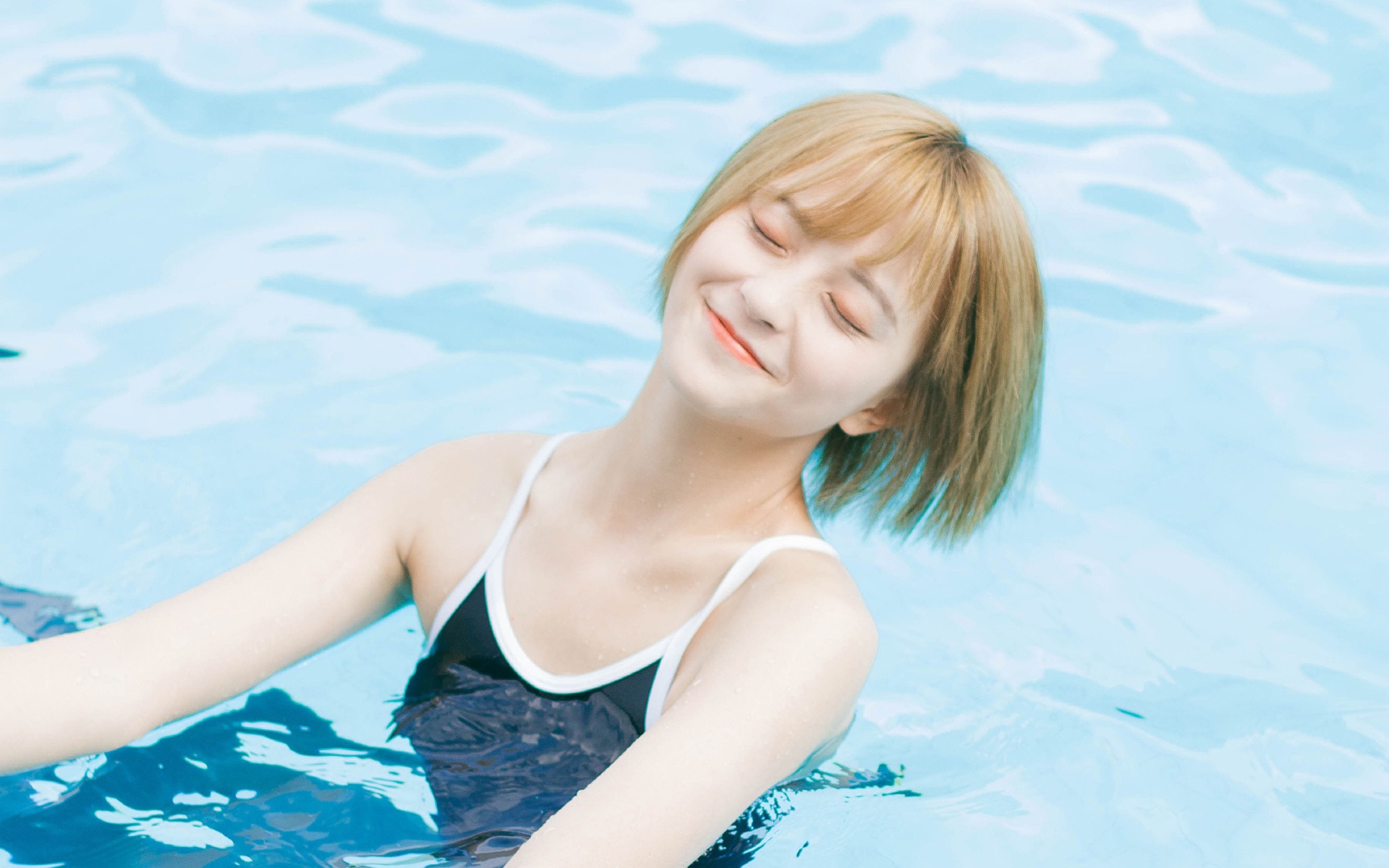 短发甜美女孩泳池性感写真
