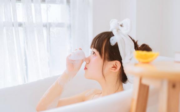 可爱美女浴室性感私房写真