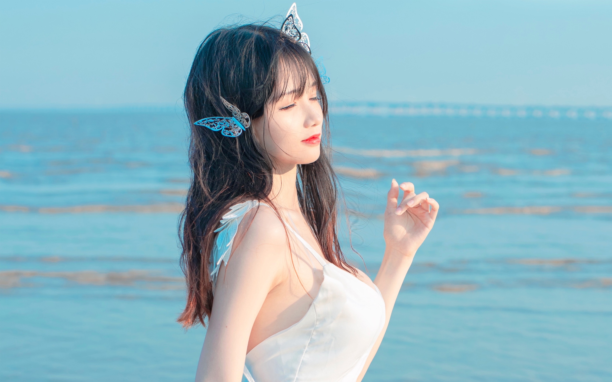 吊带短裙清纯美少女海边性感写真