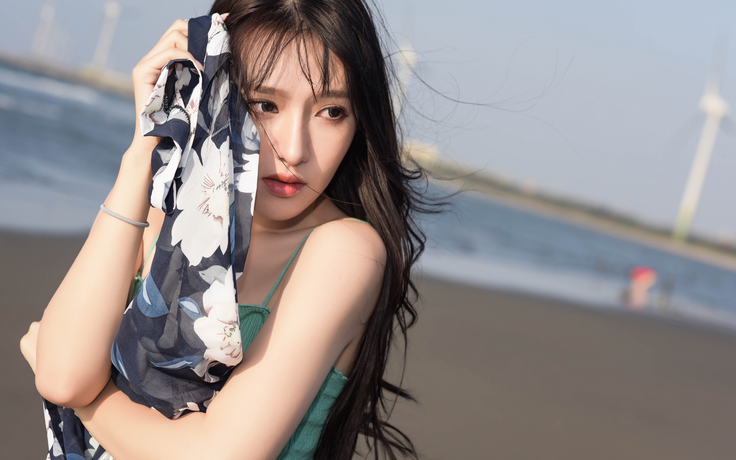 吊带热裤美少女海边性感写真