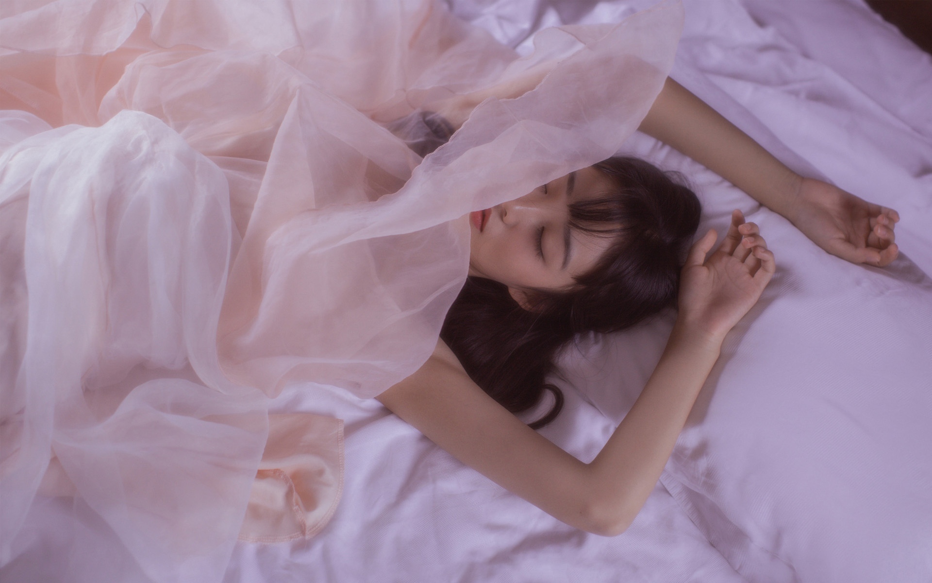轻薄睡裙美女床上性感私房写真