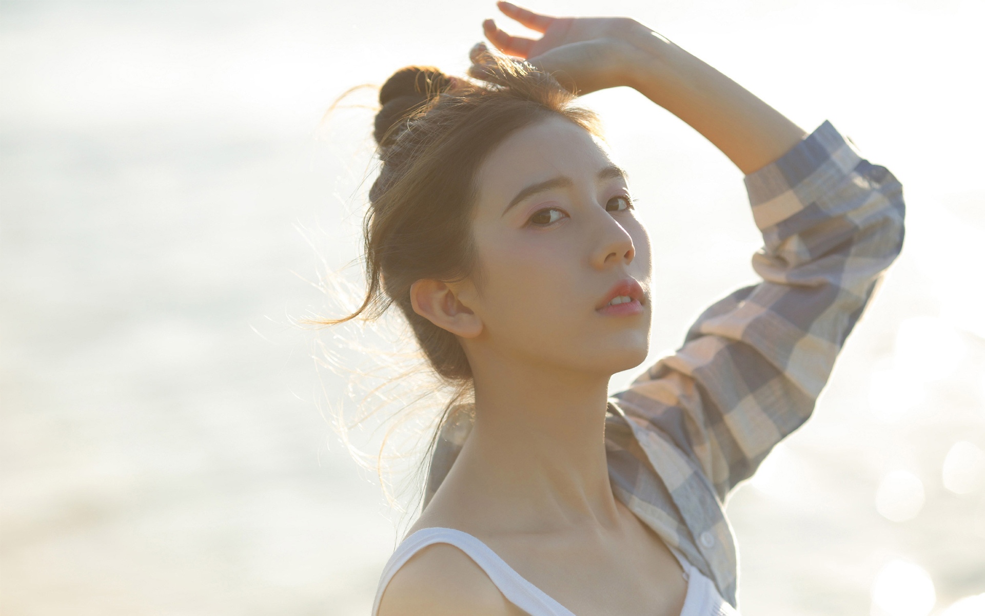 清纯热裤美少女室外性感写真