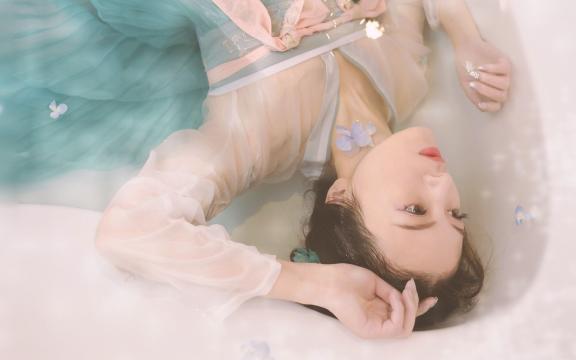 性感美人浴缸湿身诱惑写真