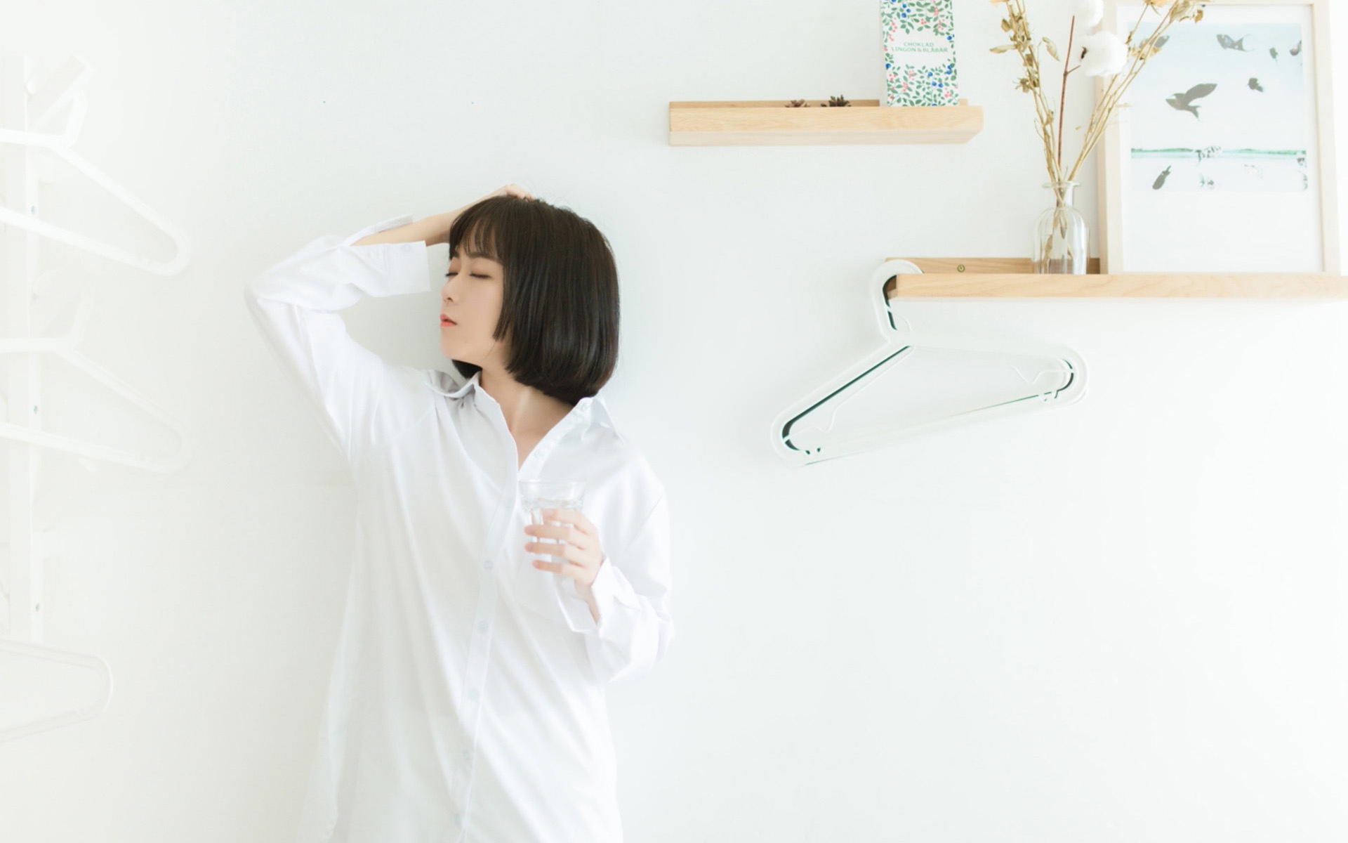 可爱短发美少女室内性感私房写真