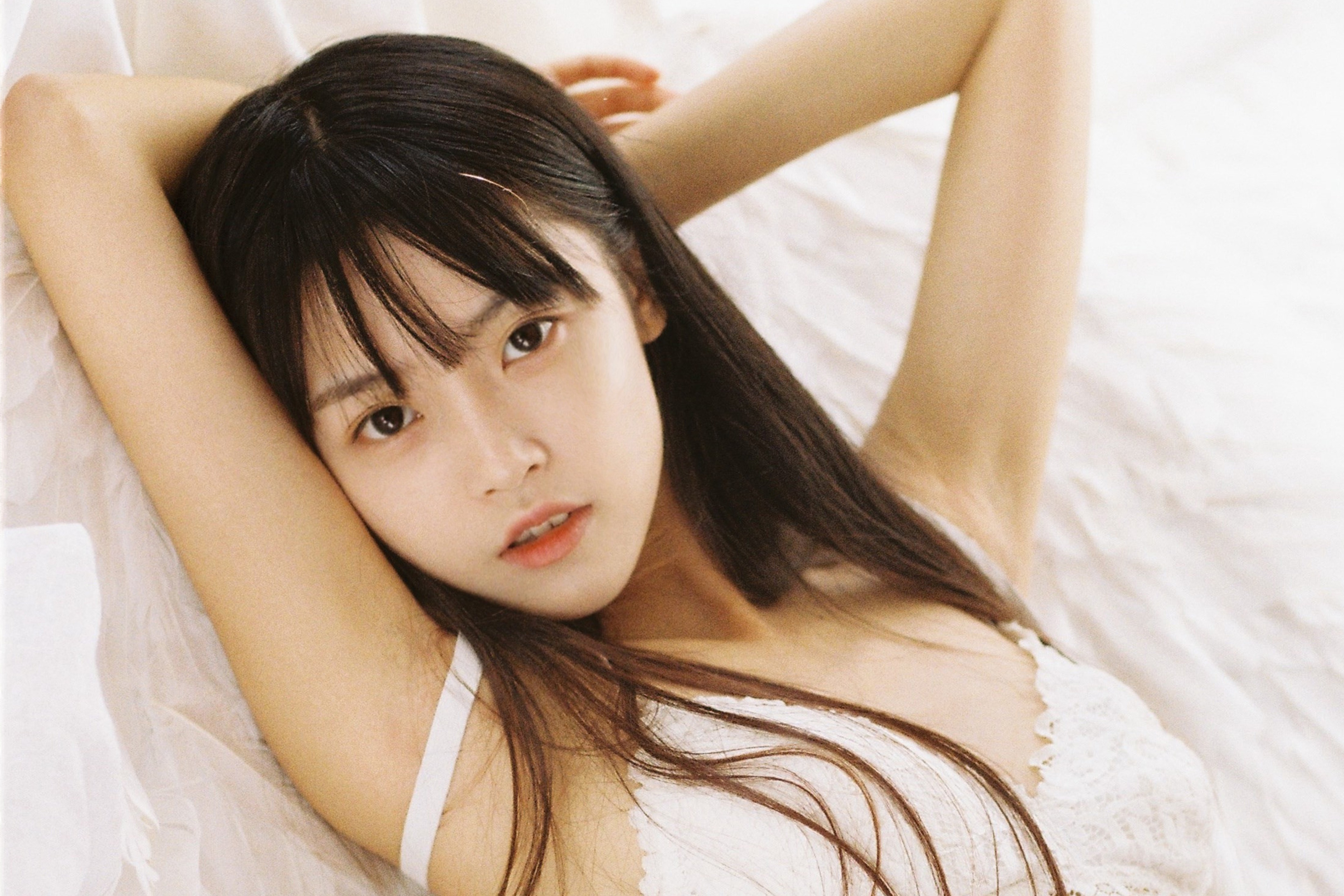性感清纯的齐刘海妹子室内私房写真