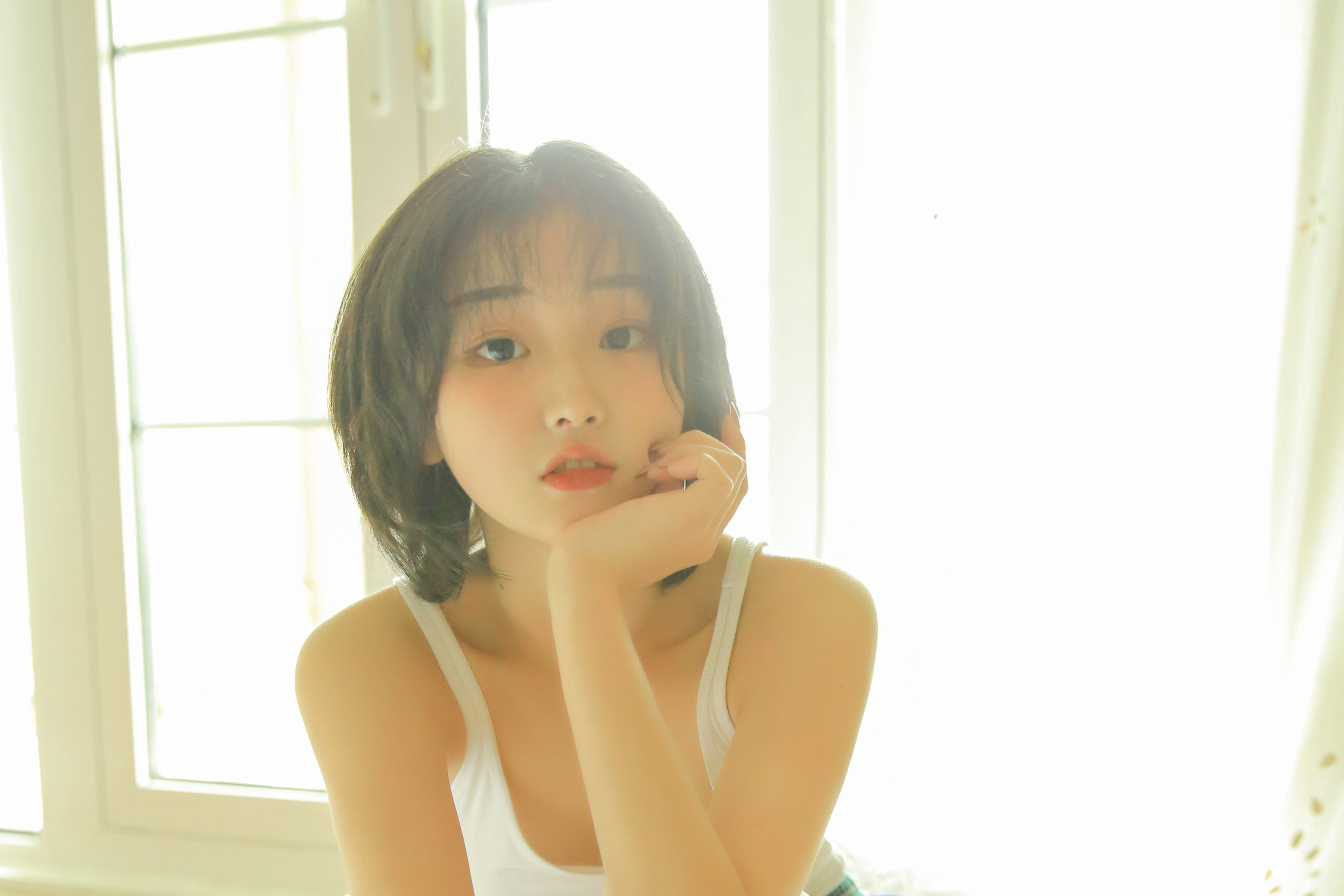 可爱短发美少女室内私房性感写真